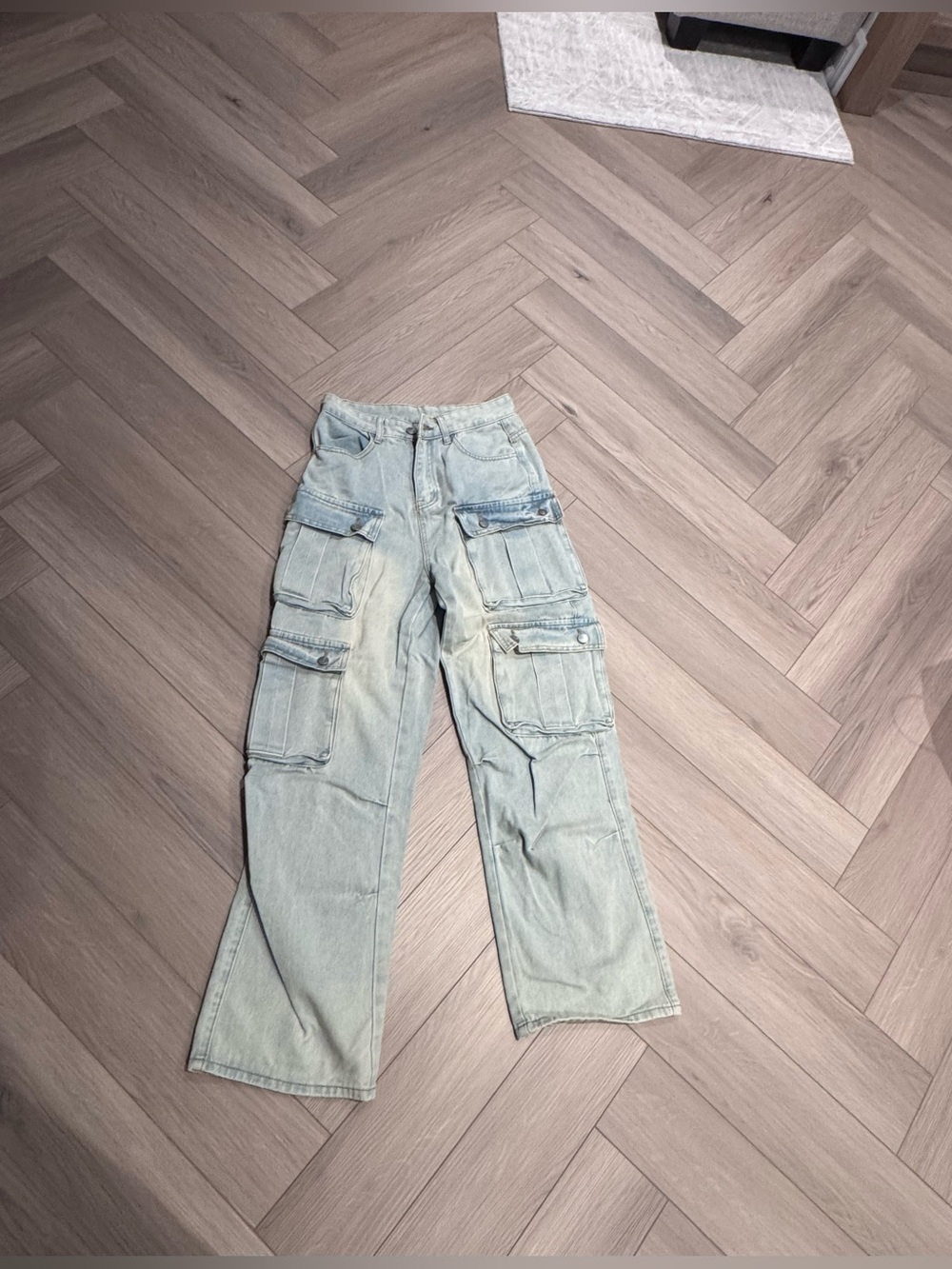 Light Wash Cargo Jeans with Multiple Pockets